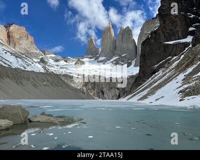 Paine Turm in Patagonien, Incredibli Felsformationen über dem gefrorenen See. Base torres mit seinem Trekking ist einer der schönsten Ausflüge Stockfoto