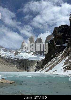 Paine Turm in Patagonien, Incredibli Felsformationen über dem gefrorenen See. Base torres mit seinem Trekking ist einer der schönsten Ausflüge Stockfoto