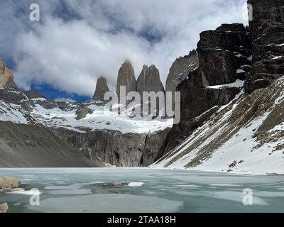 Paine Turm in Patagonien, Incredibli Felsformationen über dem gefrorenen See. Base torres mit seinem Trekking ist einer der schönsten Ausflüge Stockfoto