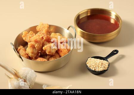 Knuspriges Popcorn-Huhn mit koreanischer Yangnyeom-Sauce, belegt mit Sesamsamen Stockfoto