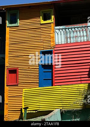 Farbmischung zwischen Häusern in Buenos Aires. Das bunte Viertel in Buenos Aires, Argentinien Stockfoto