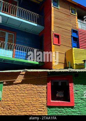 Farbmischung zwischen Häusern in Buenos Aires. Das bunte Viertel in Buenos Aires, Argentinien Stockfoto