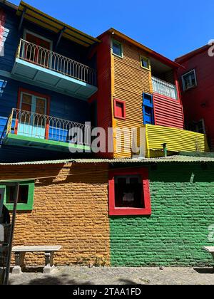 Farbmischung zwischen Häusern in Buenos Aires. Das bunte Viertel in Buenos Aires, Argentinien Stockfoto