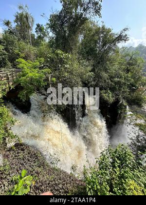 Die Wasserfälle in Iguazu zwischen Argentinien und Brasilien. Eines der sieben Wunder der Natur inmitten von Felsen und grünen Bergen Stockfoto