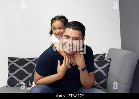 Der geschiedene Alleinerzieher und die 4-jährige dunkle latino-Tochter verbringen schöne Zeit und feiern ihren Tag Stockfoto