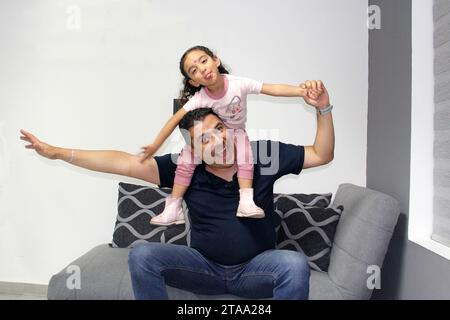 Der geschiedene Alleinerzieher und die 4-jährige dunkle latino-Tochter verbringen schöne Zeit und feiern ihren Tag Stockfoto