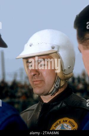 TRENTON, NJ - MÄRZ 30: Fahrer Pat O’Connor posiert für ein Porträt vor dem Start des USAC 100 Meilen-Meisterschaftsrennens am 30. März 1958 in Trenton, New Jersey. (Foto von Hy Peskin) *** örtliche Unterschrift *** Pat O'Connor Stockfoto