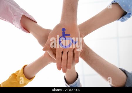 Inklusionskonzept. Leute halten die Hände zusammen, Ansicht von unten. Internationales Zugangssymbol Stockfoto