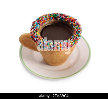Köstliche, essbare Kekse Tasse Kaffee dekoriert mit Streuseln isoliert auf weiß Stockfoto