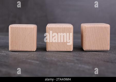 Internationale Organisation für Normung. Cubes mit der Abkürzung ISO auf grauem texturiertem Tisch Stockfoto