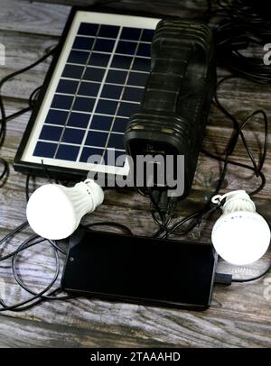 Kairo, Ägypten, 6. November 2023: GDLAGEN GD35wp Solarlichtkit, multifunktionales Mini-Solar-Wohnlichtsystem, Solarmodul, ein Gerät, das Sonnenlicht umwandelt Stockfoto