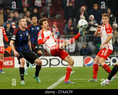 München, Deutschland. November 2023. Thomas Mueller (C) von Bayern München kontrolliert den Ball während des Fußballspiels der UEFA Champions League Gruppe A zwischen Bayern München und Kopenhagen am 29. November 2023 in München. Quelle: Philippe Ruiz/Xinhua/Alamy Live News Stockfoto