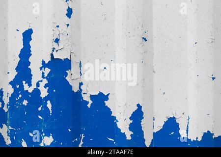 Blaue abblätternde alte Farbe mit Texturhintergrund für Metallzaun. Stockfoto