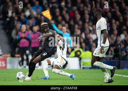 Madrid, Spanien. November 2023. Napolys Sieger Osimhen erzielte jedoch einen Abseits beim Spiel der UEFA Champions League Gruppe C zwischen Real Madrid und SSC Napoli im Santiago Bernabeu Stadion in Madrid, Spanien, am 29. November 2023. Quelle: Meng Dingbo/Xinhua/Alamy Live News Stockfoto