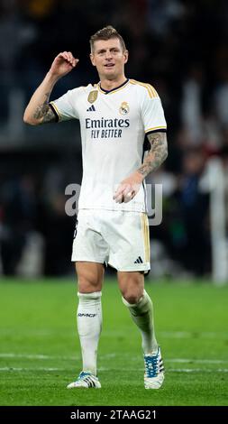 Madrid, Spanien. November 2023. Toni Kroos reagiert auf das Spiel der UEFA Champions League Gruppe C zwischen Real Madrid und SSC Napoli im Santiago Bernabeu Stadion in Madrid am 29. November 2023. Quelle: Meng Dingbo/Xinhua/Alamy Live News Stockfoto