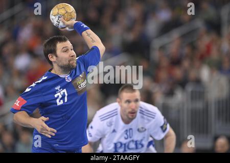 Zagreb, Kroatien. November 2023. Ivan Cupic (L) vom HC Zagreb schießt während des Gruppenspiels zwischen dem HC Zagreb und der OTP Bank Pick Szeged von der EHF Champions League in Zagreb, Kroatien, am 29. November 2023. Quelle: Igor Soban/PIXSELL über Xinhua/Alamy Live News Stockfoto