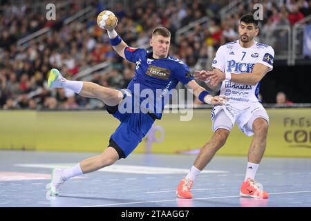 Zagreb, Kroatien. November 2023. Adin Faljic (L) vom HC Zagreb schießt während des Gruppenspiels zwischen HC Zagreb und OTP Bank Pick Szeged von der EHF Champions League in Zagreb, Kroatien, am 29. November 2023. Quelle: Igor Soban/PIXSELL über Xinhua/Alamy Live News Stockfoto