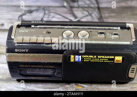 Kairo, Ägypten, 6. November 2023: Sony Radio Cassette Corder CFM-D1, Doppellautsprechersystem, Sony Group Corporation, früher bekannt als Tokyo Tsushin Kogyo Stockfoto