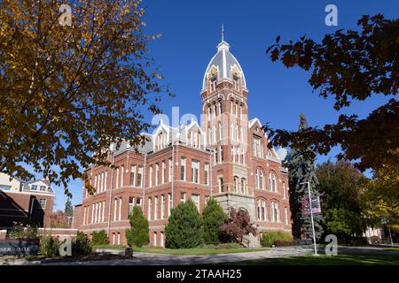 Ellensburg, WA, USA - 20. Oktober 2023; kunstvolles Gebäude der Barge Hall an der Central Washington University unter blauem Himmel Stockfoto