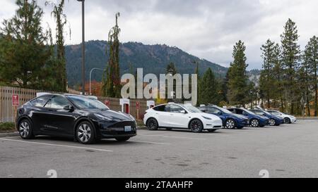 Leavenworth, WA, USA - 22. Oktober 2023; Reihe von Tesla Elektroautos an der Leavenworth Supercharger Station Stockfoto