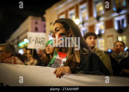 Madrid, Spanien. November 2023. Eine Demonstrantin mit einer palästinensischen Flagge auf der Wange während einer pro-palästinensischen Kundgebung in der Puerta del Sol in Madrid gesehen. Demonstration, die unter dem Motto "29-N: Nein zur Teilung Palästinas" anlässlich des Internationalen Tages der Solidarität mit dem palästinensischen Volk aufgerufen wurde, die jeden 29. November zum Gedenken an den Tag begangen wird, an dem die Versammlung der Vereinten Nationen 1947 die Resolution 181 über die Teilung Palästinas und die Schaffung des Staates Israel verabschiedete. Quelle: SOPA Images Limited/Alamy Live News Stockfoto