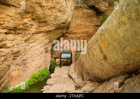 Historischer Bewässerungskanal Montezuma Brunnen, Montezuma Castle National Monument, Arizona Stockfoto