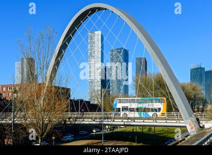 Die Deansgate Square Apartmenthäuser durch die Hulme Arch Bridge, Manchester, England, Großbritannien Stockfoto