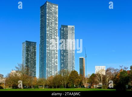 Drei der Turmblöcke des Deansgate Square mit den Turmblöcken Viadux und Axis auf der rechten Seite. Von Hulme Park, Manchester, England, Großbritannien Stockfoto