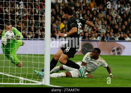 Madrid, Neapel, Spanien. November 2023. Giovanni Simeone aus Neapel erzielt ihren ersten Gol, David Alaba aus Real Madrid und Andriy Lunin aus Real Madrid beim Fußball-Spiel der UEFA Champions League Gruppe C zwischen Real Madrid und SSC Napoli im Estadio Santiago Bernabeu in Madrid. 29. November 2023 (Credit Image: © Ciro de Luca/ZUMA Press Wire) NUR REDAKTIONELLE VERWENDUNG! Nicht für kommerzielle ZWECKE! Stockfoto