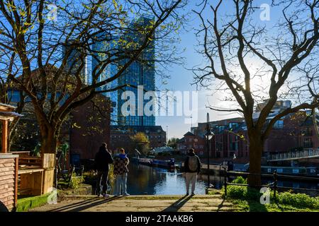 Die Crown Street Apartmentblöcke überqueren den Bridgewater Canal am Catalan Square, Castlefield Basin, Manchester, England, Großbritannien Stockfoto