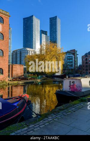 Die Apartmentblöcke am Deansgate Square über dem Bridgewater Canal im Castlefield Basin, Manchester, England, Großbritannien Stockfoto