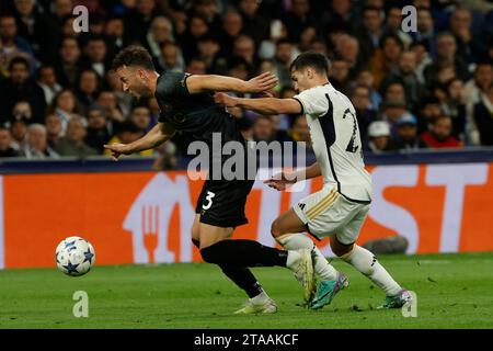 Madrid, Neapel, Spanien. November 2023. Amir Rrhamani aus Neapel Brahim Diaz aus Real Madrid während des Fußballspiels der UEFA Champions League Gruppe C zwischen Real Madrid und SSC Napoli im Estadio Santiago Bernabeu in Madrid. 29. November 2023 (Credit Image: © Ciro de Luca/ZUMA Press Wire) NUR REDAKTIONELLE VERWENDUNG! Nicht für kommerzielle ZWECKE! Stockfoto