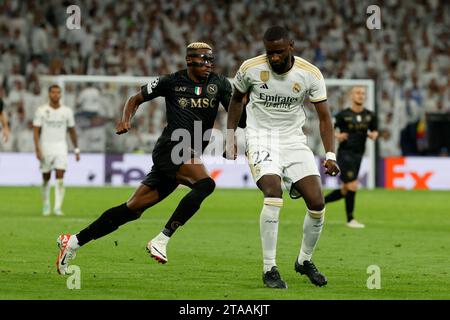 Madrid, Neapel, Spanien. November 2023. Victor Osimhen von Neapel Antonio Rudiger von Real Madrid während des Fußballspiels der UEFA Champions League Gruppe C zwischen Real Madrid und SSC Napoli im Estadio Santiago Bernabeu in Madrid, Spanien. 29. November 2023 (Credit Image: © Ciro de Luca/ZUMA Press Wire) NUR REDAKTIONELLE VERWENDUNG! Nicht für kommerzielle ZWECKE! Stockfoto