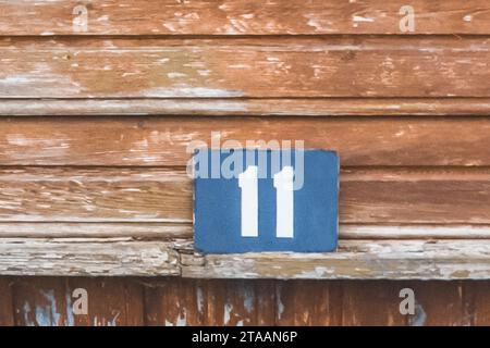 Symbol Zeichen Nummer 11 11 11 Haus Objekt Nahaufnahme Home Makro Weichfokus auf hölzernem Hintergrund. Stockfoto