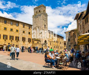 Menschen in San Gimignano, Provinz Siena, Toskana, Italien Stockfoto