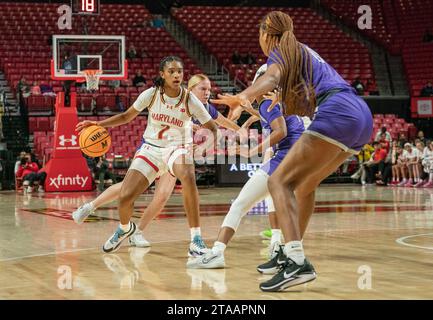 College Park, USA. November 2023. COLLEGE PARK, MD. - 29. NOVEMBER: Die Maryland Terrapins Wärterin Riley Nelson (2) dribbelt während eines Basketballspiels zwischen den Niagara Purple Eagles und den Maryland Terrapins am 29. November 2023 im Xfinity Center im College Park nach vorne. Maryland. (Foto: Tony Quinn/SipaUSA) Credit: SIPA USA/Alamy Live News Stockfoto