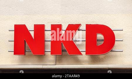 SEESEN, NIEDERSACHSEN, DEUTSCHLAND - September-01-2023: NKD-Logo auf einer Hausfassade. KD ist eine deutsche Discounter-Ladenkette mit rund 2,000 Geschäften Stockfoto