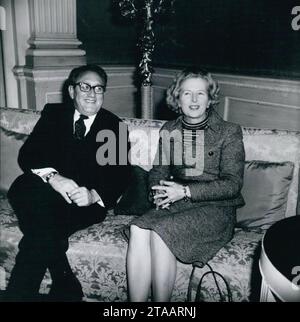 HENRY KISSINGER (* 27. Mai 1923 bis 29. November 2023 in Heinz Alfred Kissinger) war ein US-amerikanischer Diplomat, Politikwissenschaftler, geopolitischer Berater und Politiker, der unter den Präsidialverwaltungen von Richard Nixon und Gerald Ford als Staatssekretär und Berater für nationale Sicherheit diente. Für seine Verhandlungen über einen Waffenstillstand in Vietnam erhielt Kissinger 1973 unter umstrittenen Umständen den Friedensnobelpreis. DATEIFOTO AUFGENOMMEN AM 2. Februar 1975 in London: US-Außenminister HENRY KISSINGER und die Vorsitzende der britischen Konservativen Partei MARGARET THATCHER Stockfoto