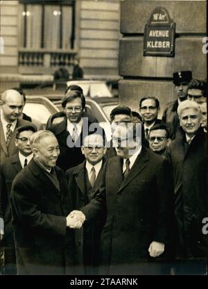 HENRY KISSINGER (* 27. Mai 1923 bis 29. November 2023 in Heinz Alfred Kissinger) war ein US-amerikanischer Diplomat, Politikwissenschaftler, geopolitischer Berater und Politiker, der unter den Präsidialverwaltungen von Richard Nixon und Gerald Ford als Staatssekretär und Berater für nationale Sicherheit diente. Für seine Verhandlungen über einen Waffenstillstand in Vietnam erhielt Kissinger 1973 unter umstrittenen Umständen den Friedensnobelpreis. DATEIFOTO AUFGENOMMEN AM: 1. Januar 1973, Paris, Frankreich: US-Außenminister HENRY KISSINGER (rechts) schüttelt dem vietnamesischen Führer LE DUC die Hand, nachdem er sich in die Hände GESETZT HAT Stockfoto