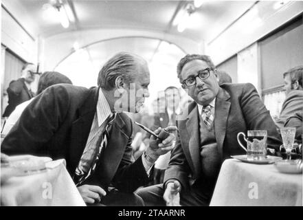 HENRY KISSINGER (* 27. Mai 1923 bis 29. November 2023 in Heinz Alfred Kissinger) war ein US-amerikanischer Diplomat, Politikwissenschaftler, geopolitischer Berater und Politiker, der unter den Präsidialverwaltungen von Richard Nixon und Gerald Ford als Staatssekretär und Berater für nationale Sicherheit diente. Für seine Verhandlungen über einen Waffenstillstand in Vietnam erhielt Kissinger 1973 unter umstrittenen Umständen den Friedensnobelpreis. DATEIFOTO AUFGENOMMEN AM: 23. November 1974, Wladiwostok, UdSSR: Im Speisewagen im Zug von Wladiwostok, UdSSR zum Flughafen Präsident der Vereinigten Staaten Stockfoto