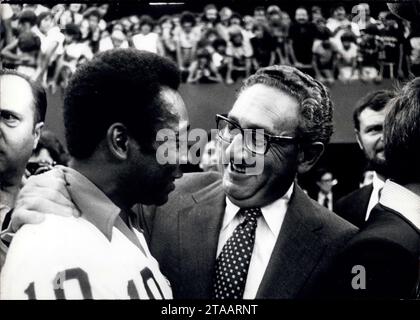 HENRY KISSINGER (* 27. Mai 1923 bis 29. November 2023 in Heinz Alfred Kissinger) war ein US-amerikanischer Diplomat, Politikwissenschaftler, geopolitischer Berater und Politiker, der unter den Präsidialverwaltungen von Richard Nixon und Gerald Ford als Staatssekretär und Berater für nationale Sicherheit diente. Für seine Verhandlungen über einen Waffenstillstand in Vietnam erhielt Kissinger 1973 unter umstrittenen Umständen den Friedensnobelpreis. DATEIFOTO AUFGENOMMEN AM: 15. August 1977: HENRY KISSINGER Center, grüßt Fußballstar PELE, links. Standort unbekannt. (Kreditbild: © Keystone Press Agency/Z Stockfoto