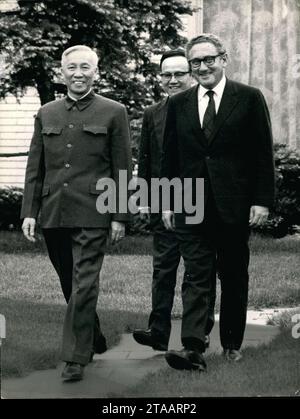 HENRY KISSINGER (* 27. Mai 1923 bis 29. November 2023 in Heinz Alfred Kissinger) war ein US-amerikanischer Diplomat, Politikwissenschaftler, geopolitischer Berater und Politiker, der unter den Präsidialverwaltungen von Richard Nixon und Gerald Ford als Staatssekretär und Berater für nationale Sicherheit diente. Für seine Verhandlungen über einen Waffenstillstand in Vietnam erhielt Kissinger 1973 unter umstrittenen Umständen den Friedensnobelpreis. DATEIFOTO AUFGENOMMEN AM 18. Mai 1973, St. NOM-la-Breteche, Frankreich: HENRY KISSINGER, rechts, geht mit dem vietnamesischen Führer LE DUC in St. NOM-la-Breteche Stockfoto