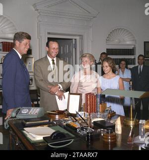 Besuch von Stan Musial, Major League Baseball (MLB) Spieler der St. Louis Cardinals und Familie. Stockfoto