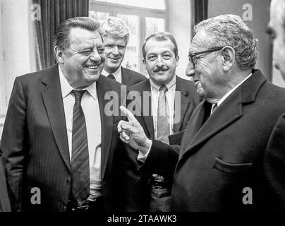 Henry Kissinger, ehemaliger US-Außenminister, Franz Josef Strauß, bayerischer Ministerpräsident, Wildbad Kreuth, Januar 1988 Deutschland, Bayern, Wildbad Kreuth, 08.01.1988, Henry Kissinger, 1923-2023, ehemaliger US-Aussenminister, wird von Franz Josef Strauß, 1915-1988, bayerischer Ministerpräsident und CSU-Vorsitzender, freundschaftlich verabschiedet, Kissinger war Gast bei der CSU Klausurtagung, Mitte rechts: Godel Rosenberg, geb. 1946, damaliger CSU Parteisprecher, Politik, Politiker, 1980er Jahre, 80er Jahre, Geschichte, Zeitgeschichte, historisch, *** Henry Kissinger, ehemaliger US-Staatssekretär Stockfoto