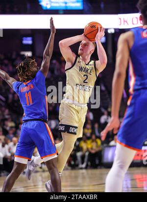 29. November 2023: Wake Forest Junior Cameron Hildreth (2) erschießt über der University of Florida 2. Klasse Denzel Aberdeen (11). NCAA Basketballspiel zwischen der University of Florida und der Wake Forest University am Lawrence Joel Veterans Memorial Coliseum, Winston Salem. North Carolina. David Beach/CSM (Bild: © David Beach/Cal Sport Media) Stockfoto