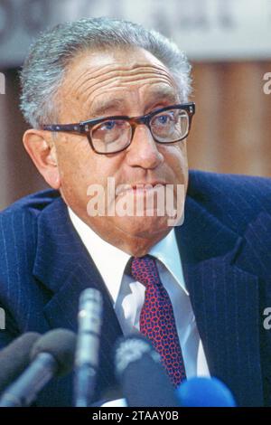 Henry Kissinger, Ex-US-Außenminister, Gast bei der CSU-Klausurtagung in Wildbad Kreuth, Januar 1988 Deutschland, Bayern, Wildbad Kreuth, 08.01.1988, Henry Kissinger, 1923-2023, ehemaliger US-Aussenminister 1973 bis 1977, ehemaliger amerikanischer Außenminister, Friedensnobelpreisträger 1973 bei Pressekonferenz nach seiner Teilnahme an der CSU Klausurtagung, Hotel zur Post, Kissinger war als Gast bei der traditionellen CSU Klausurtagung eingeladen, Mikrofone, Politik, Politiker, 1980er Jahre, 80er Jahre, Geschichte, Zeitgeschichte, historisch, *** Henry Kissinger, ehemaliger US-Außenminister, Stockfoto