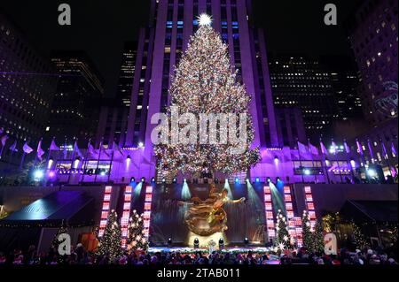 New York, USA. November 2023. Die Weihnachtsstände des Rockefeller Center werden bei der 91. Jährlichen Weihnachtsbaumbeleuchtung im Rockefeller Center in New York, NY, am 29. November 2023 beleuchtet. Mehr als 50.000 mehrfarbige LED-Leuchten bedecken die 80 Fuß hohe Fichte. (Foto: Anthony Behar/SIPA USA) Credit: SIPA USA/Alamy Live News Stockfoto