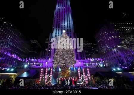New York, USA. November 2023. Die Weihnachtsstände des Rockefeller Center werden bei der 91. Jährlichen Weihnachtsbaumbeleuchtung im Rockefeller Center in New York, NY, am 29. November 2023 beleuchtet. Mehr als 50.000 mehrfarbige LED-Leuchten bedecken die 80 Fuß hohe Fichte. (Foto: Anthony Behar/SIPA USA) Credit: SIPA USA/Alamy Live News Stockfoto