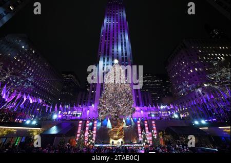 New York, USA. November 2023. Die Weihnachtsstände des Rockefeller Center werden bei der 91. Jährlichen Weihnachtsbaumbeleuchtung im Rockefeller Center in New York, NY, am 29. November 2023 beleuchtet. Mehr als 50.000 mehrfarbige LED-Leuchten bedecken die 80 Fuß hohe Fichte. (Foto: Anthony Behar/SIPA USA) Credit: SIPA USA/Alamy Live News Stockfoto