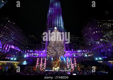 New York, USA. November 2023. Die Weihnachtsstände des Rockefeller Center werden bei der 91. Jährlichen Weihnachtsbaumbeleuchtung im Rockefeller Center in New York, NY, am 29. November 2023 beleuchtet. Mehr als 50.000 mehrfarbige LED-Leuchten bedecken die 80 Fuß hohe Fichte. (Foto: Anthony Behar/SIPA USA) Credit: SIPA USA/Alamy Live News Stockfoto